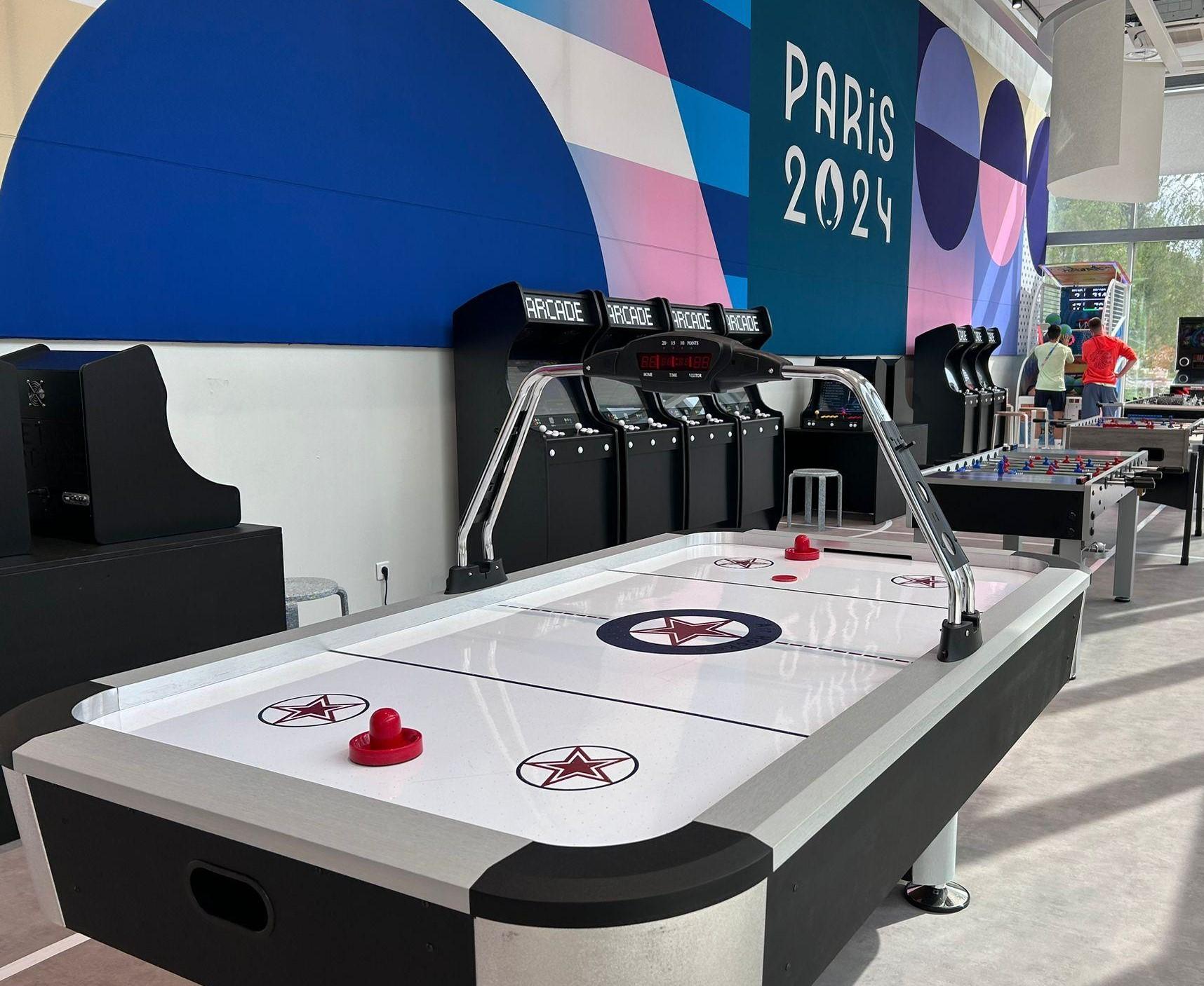 巴黎奧運|選手村遊戲機室備有足球機等不同種類遊戲。(港台圖片)