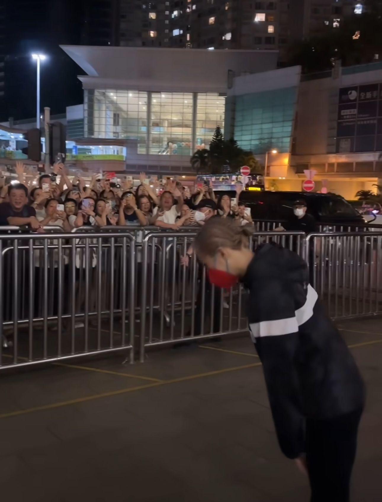 鄭秀文完騷現身鞠躬謝歌迷。