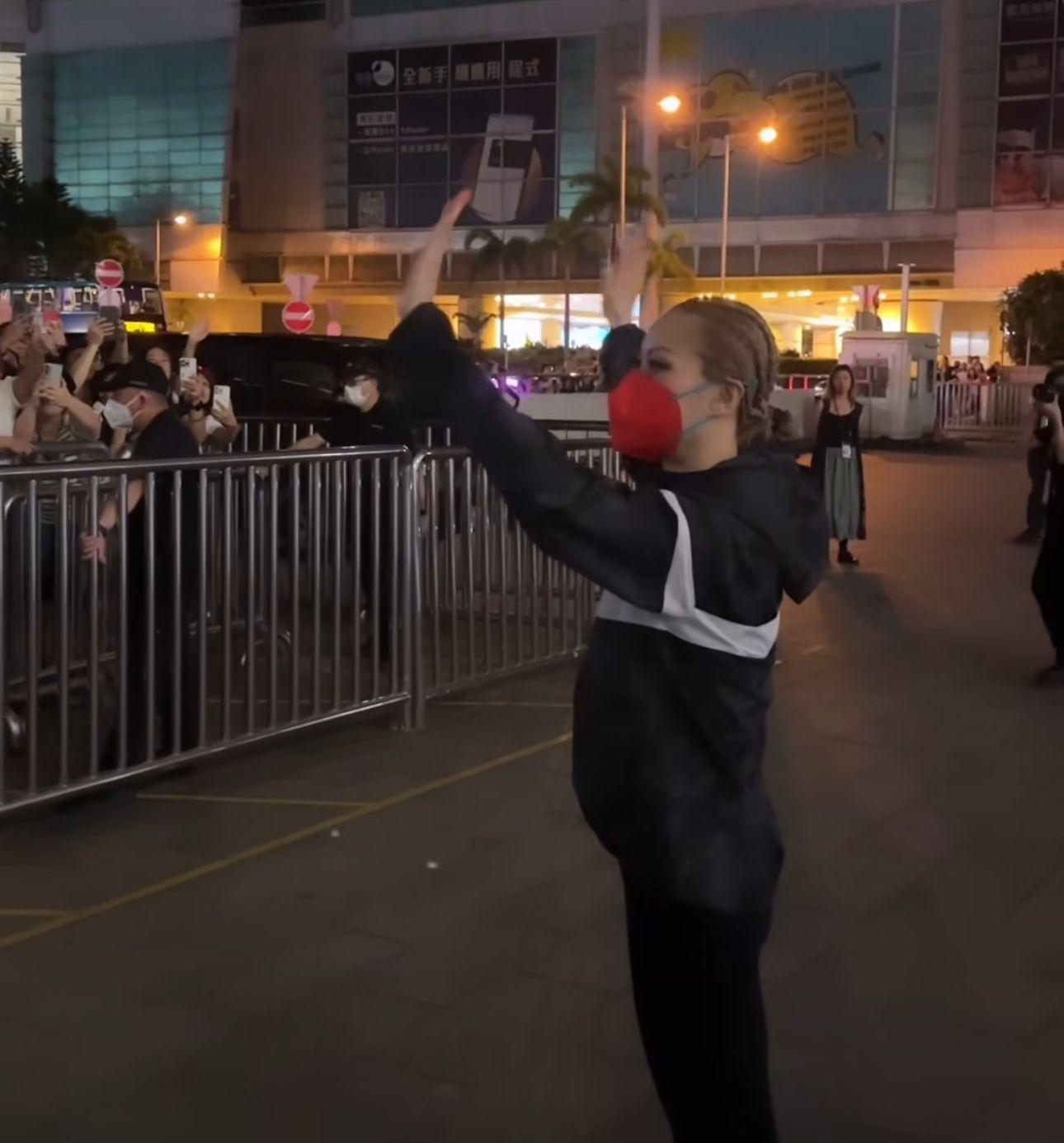 Sammi出來揮手答謝fans。