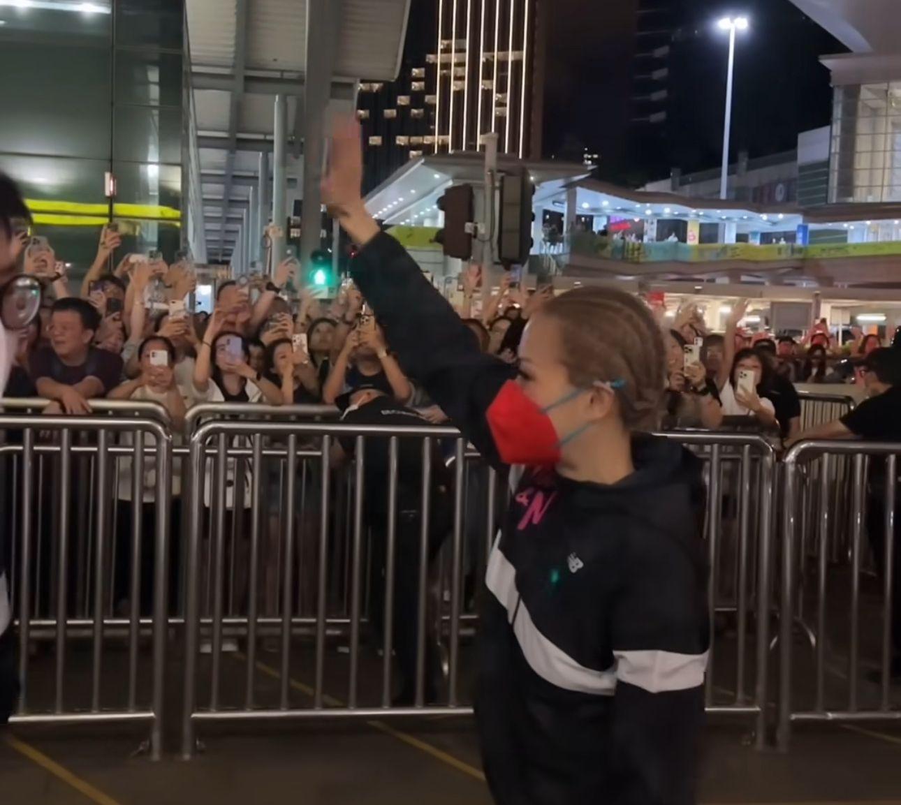Sammi出來揮手答謝fans。
