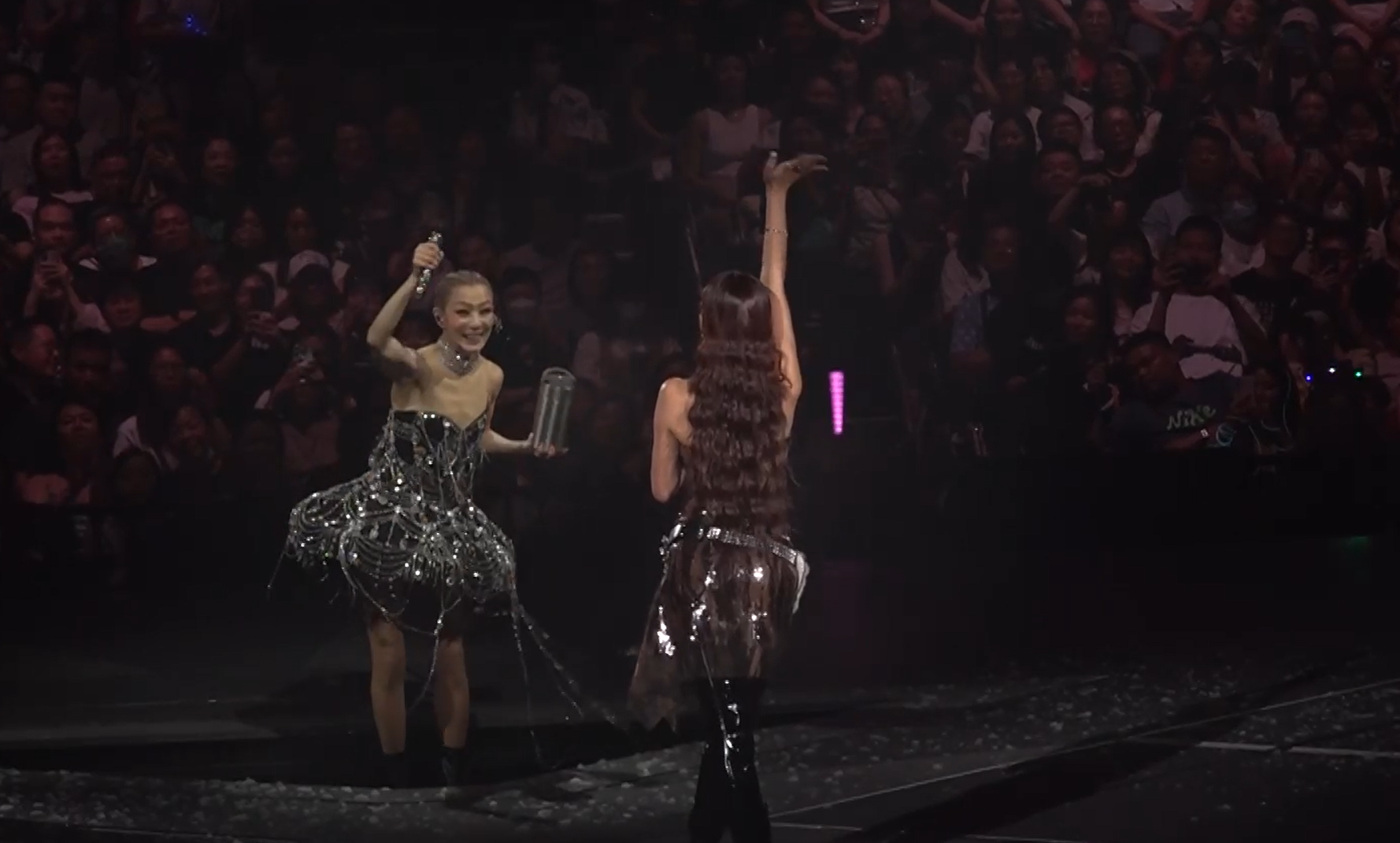 陳凱詠為Sammi合送上一個湯壼及湯券。