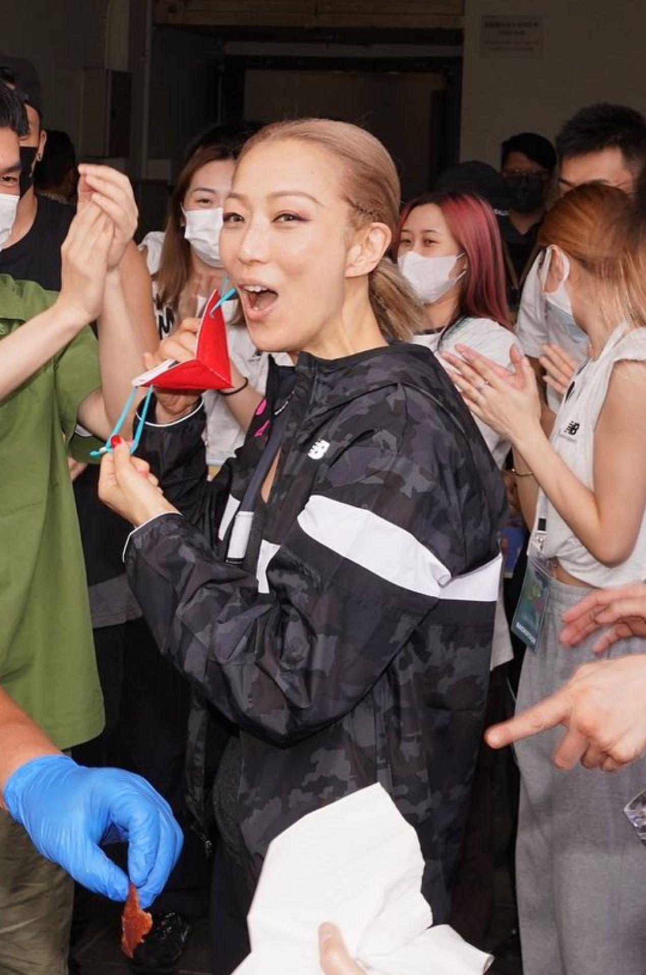 Sammi脫下紅色口罩食燒豬。