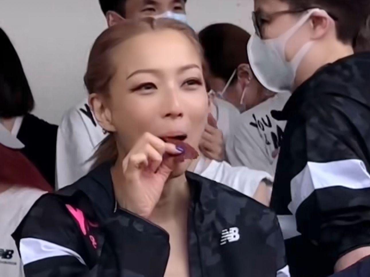 Sammi脫下紅色口罩食燒豬。