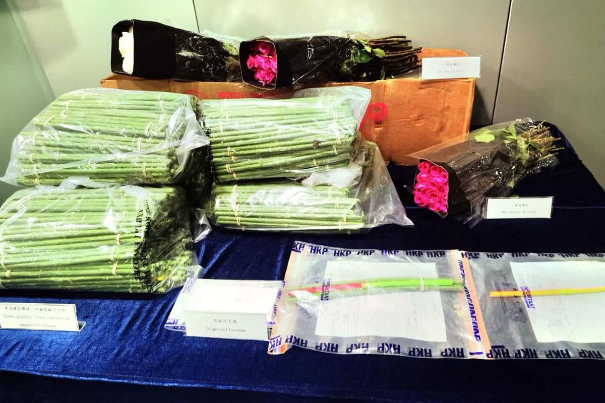 警方在葵涌拘捕兩人,涉嫌以偽裝的玫瑰花莖藏毒。