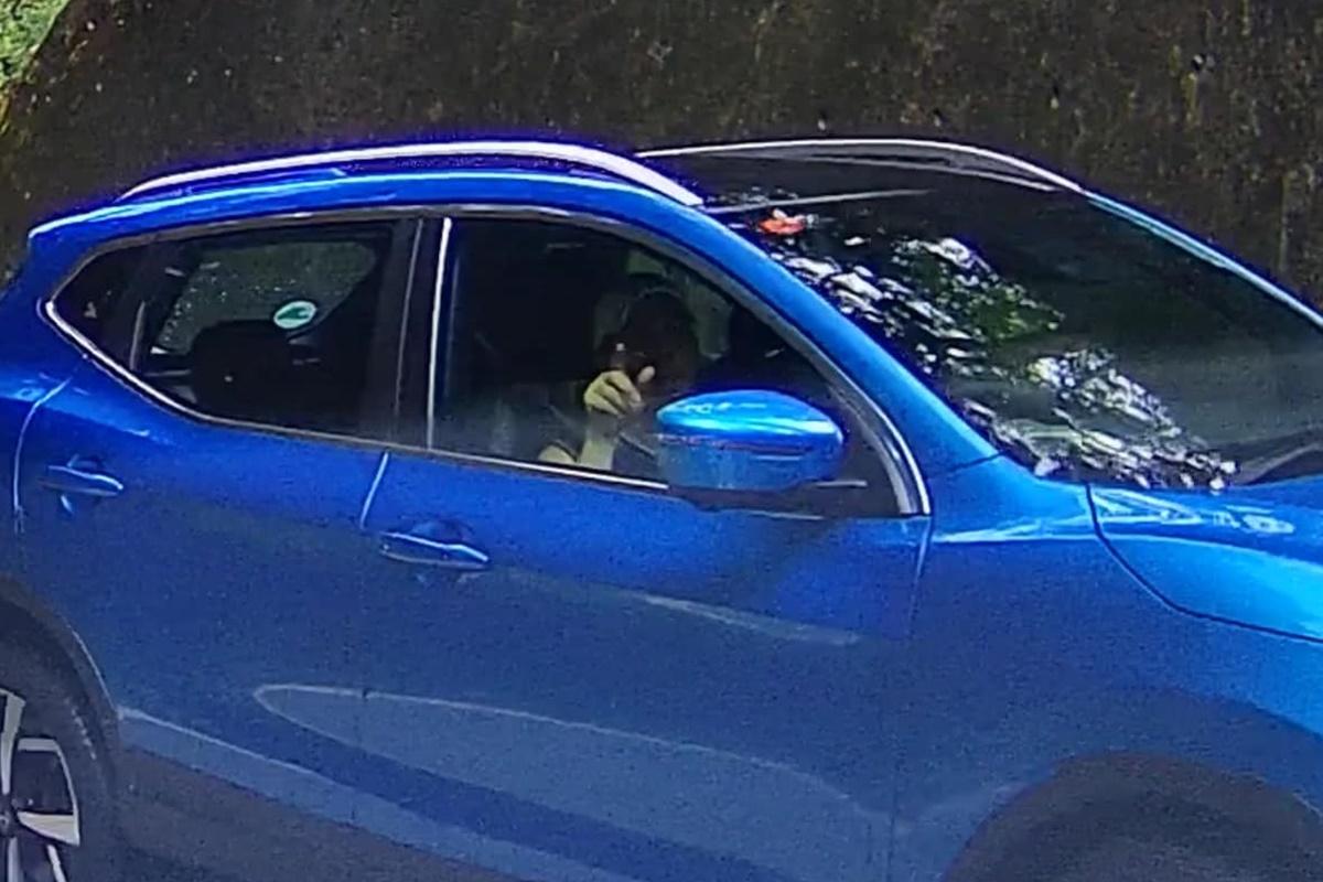 片主在石澳道一個「盲彎」突見有對頭車逆線駛至,事後對方一度指向片主。(網民Eddie Chau@FB群組「車cam L(香港群組)」)