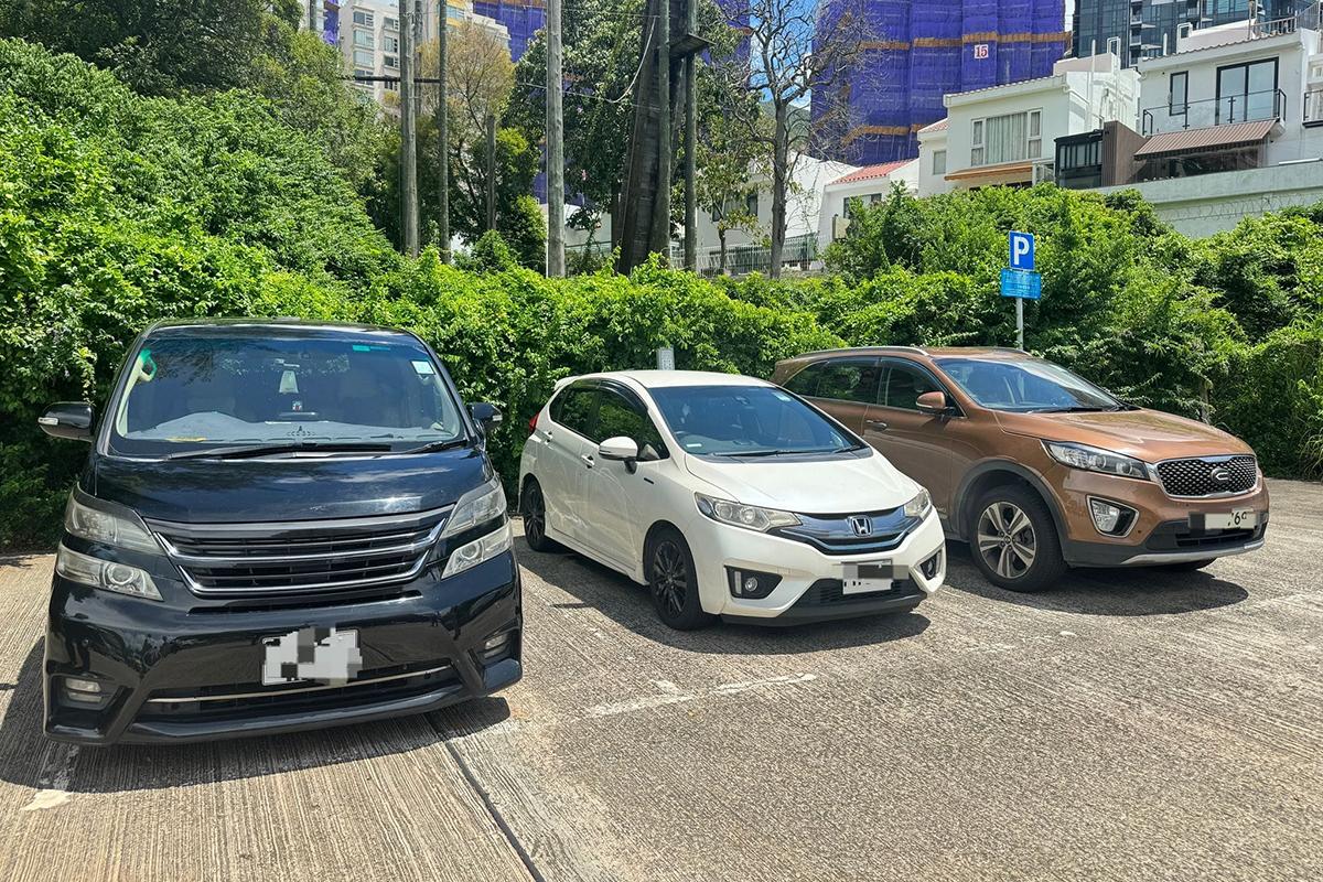 警方一連兩日在全港各區打擊「白牌車」。(警方圖片)