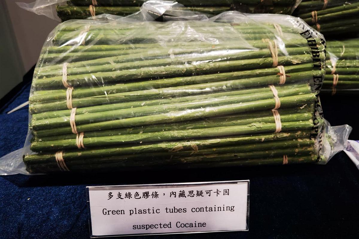 警方在葵涌拘捕兩人,涉嫌以偽裝的玫瑰花莖藏毒。