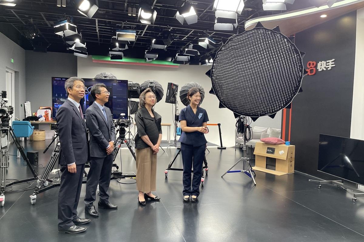 楊何蓓茵早前(右二)及梁卓文(左一)參觀快手總部的演播中心。(政府新聞處)