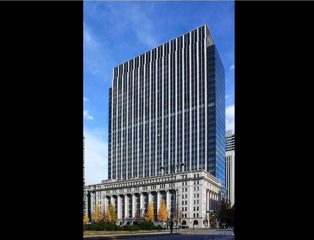 座落於東京的「明治生命館」與後方的明治安田生命大樓。(互聯網)