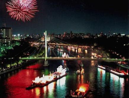 大阪天滿宮主辦、被譽為「日本三大祭」之一的天神祭花火大會。(互聯網)