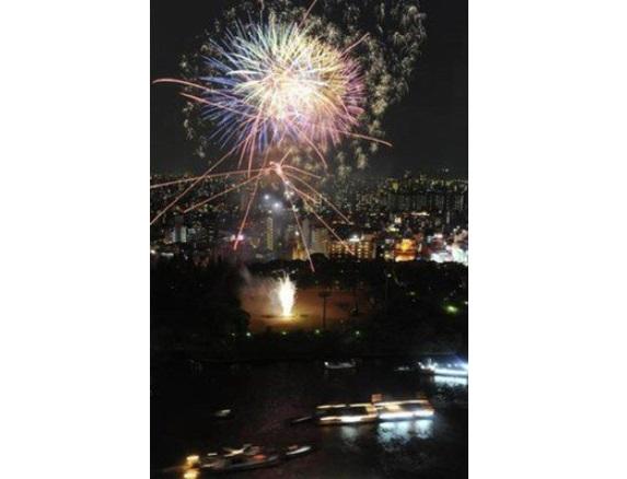 大阪天滿宮主辦、被譽為「日本三大祭」之一的天神祭花火大會。(互聯網)