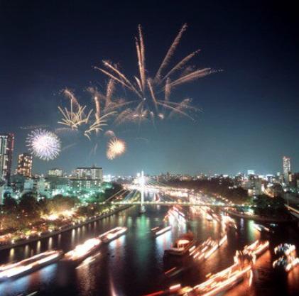 大阪天滿宮主辦、被譽為「日本三大祭」之一的天神祭花火大會。(互聯網)
