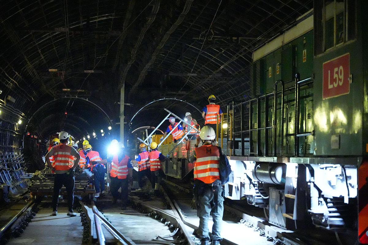 港鐵在油麻地站附近交叉渡線隧道,進行更換電纜吊架工程。(港鐵提供)