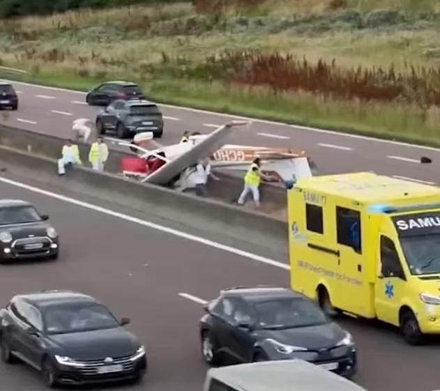 小型飛機「反肚」墜落公路中央石壆。(互聯網)