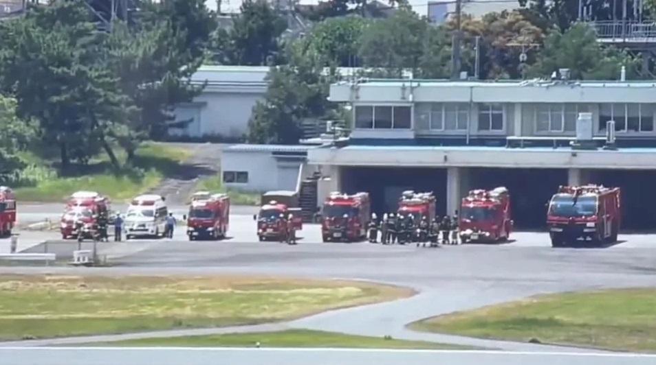 大阪伊丹機場多輛消防車待命。(互聯網)