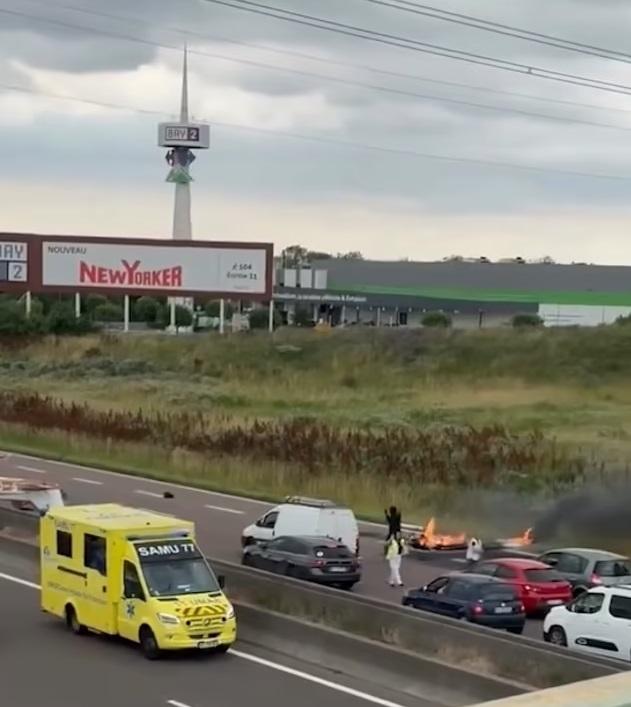 部分疑似機翼殘骸落在公路旁邊,冒出濃煙。(互聯網)