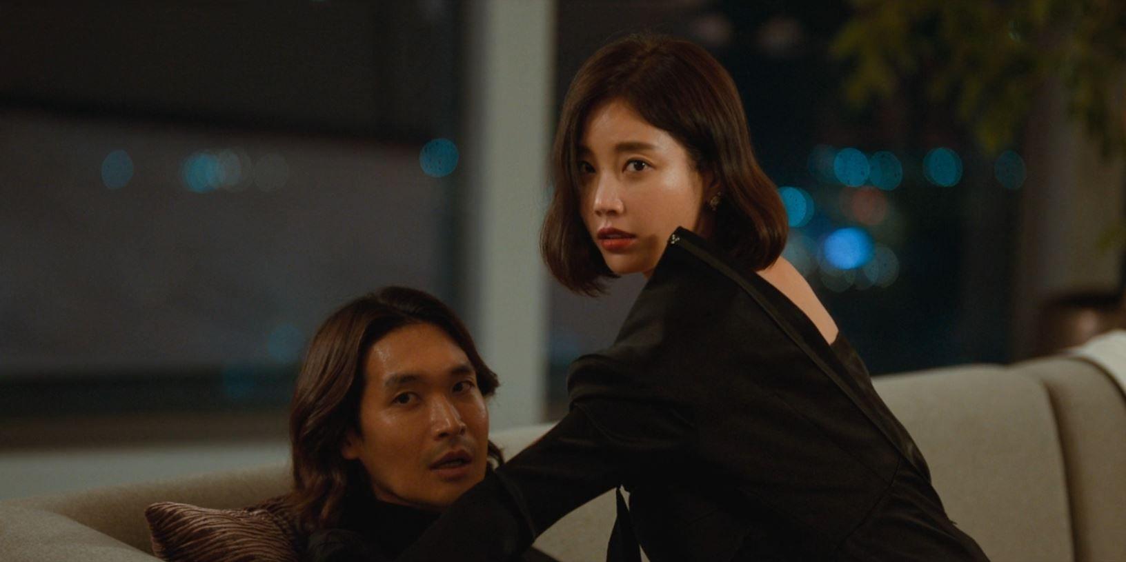 金荷娜撞破丈夫容國肆無忌憚在房內與第三者偷情。