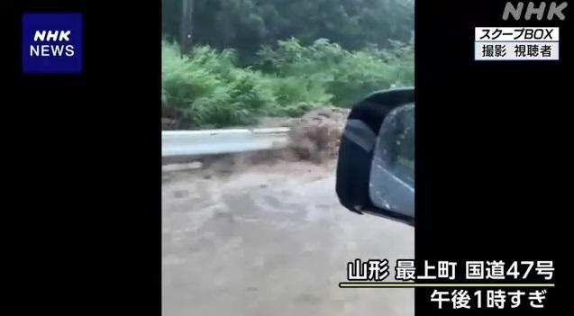 山形縣最上町公路洪水滔滔。(互聯網)