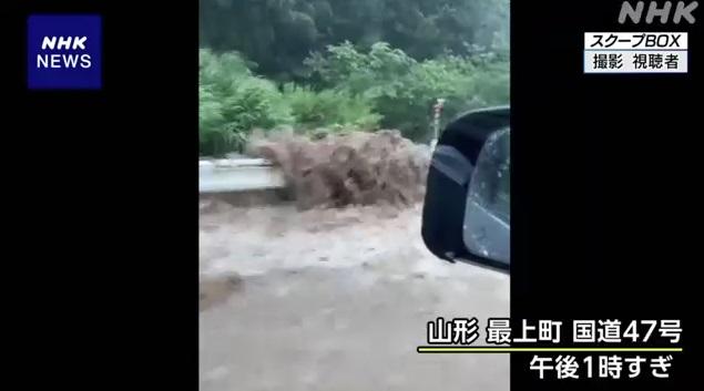 山形縣最上町公路洪水滔滔。(互聯網)