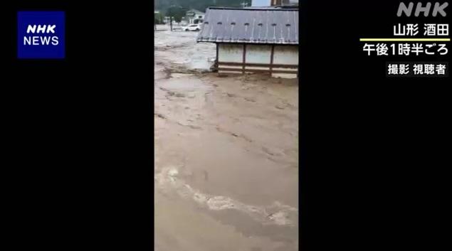 山形縣酒田市水淹房屋及道路。(互聯網)