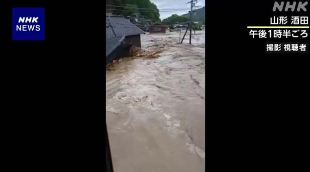山形縣酒田市水淹房屋及道路。(互聯網)