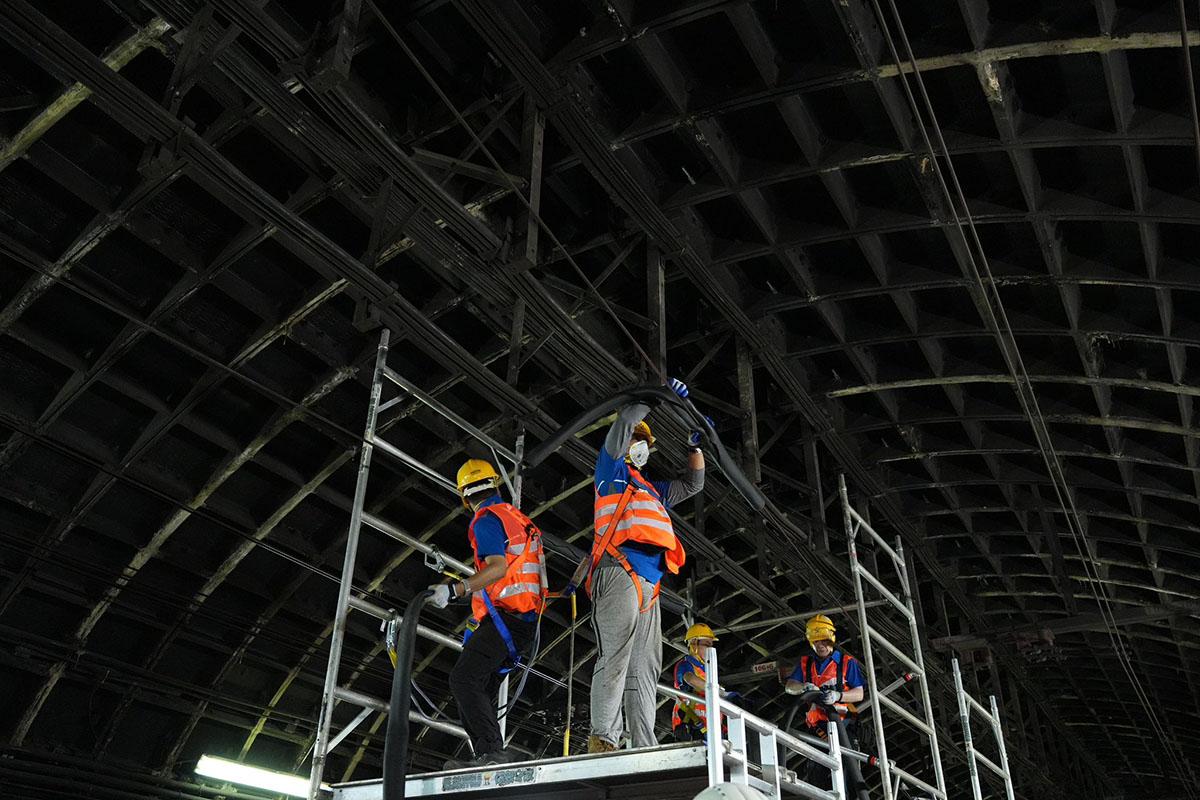 港鐵在油麻地站附近交叉渡線隧道,進行更換電纜吊架工程。(港鐵提供)