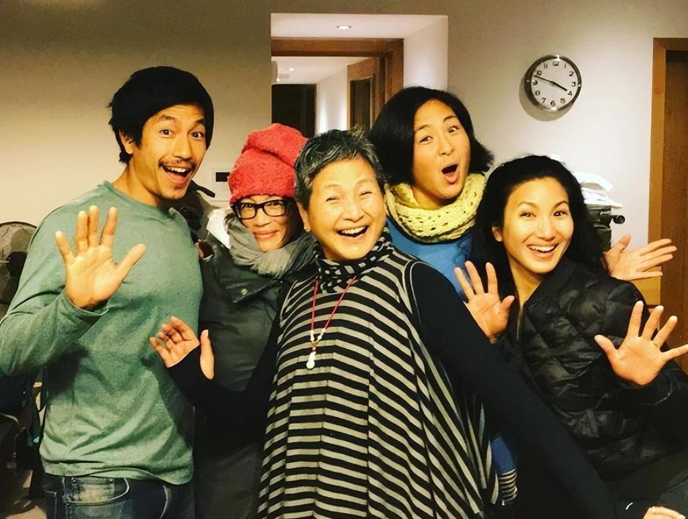 鄭佩佩與前夫原文通育有3女1子。