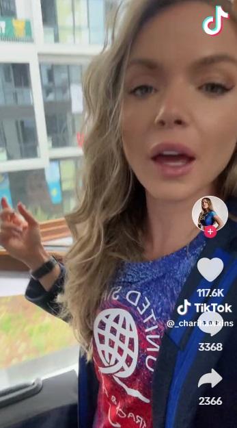 霍金斯拍片展示選手村房間沒有窗簾。(互聯網)