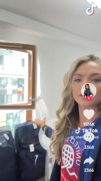 霍金斯拍片展示選手村房間沒有窗簾。(互聯網)