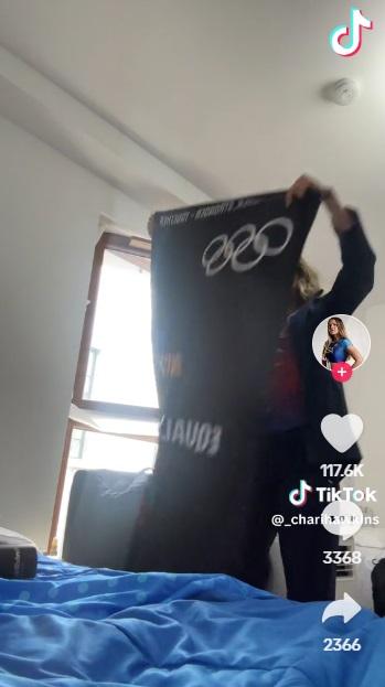 霍金斯無奈地用大毛巾遮住窗口。(互聯網)