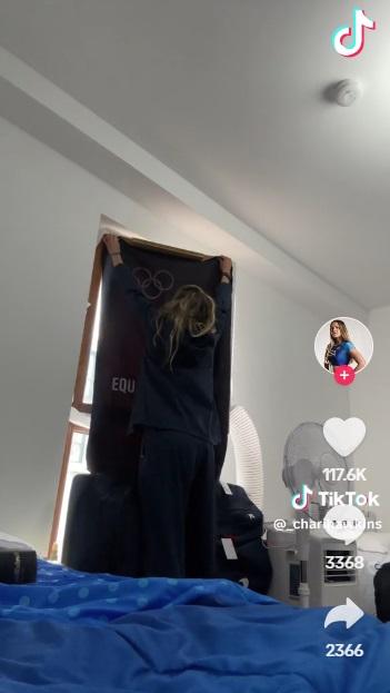 霍金斯無奈地用大毛巾遮住窗口。(互聯網)