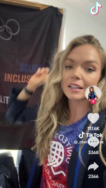 霍金斯用大毛巾遮住窗口,解決問題。(互聯網)