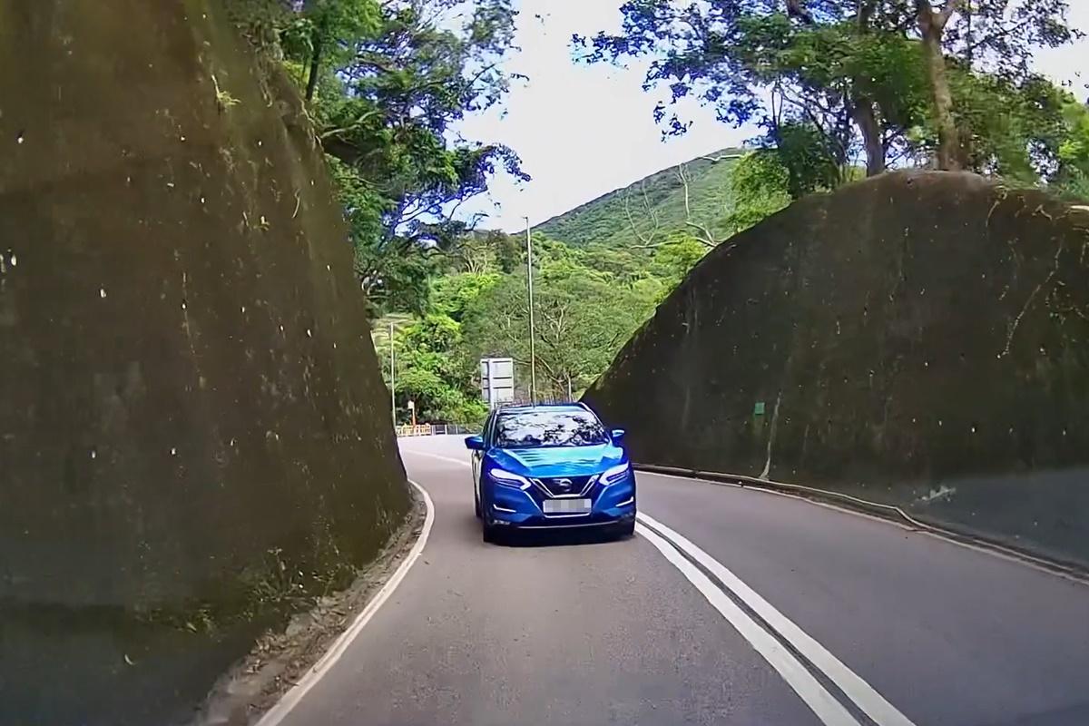 有駕駛者在石澳道一個「盲彎」突見有對頭車逆線駛至,幸未有釀成車禍。(網民Eddie Chau@FB群組「車cam L(香港群組)」)