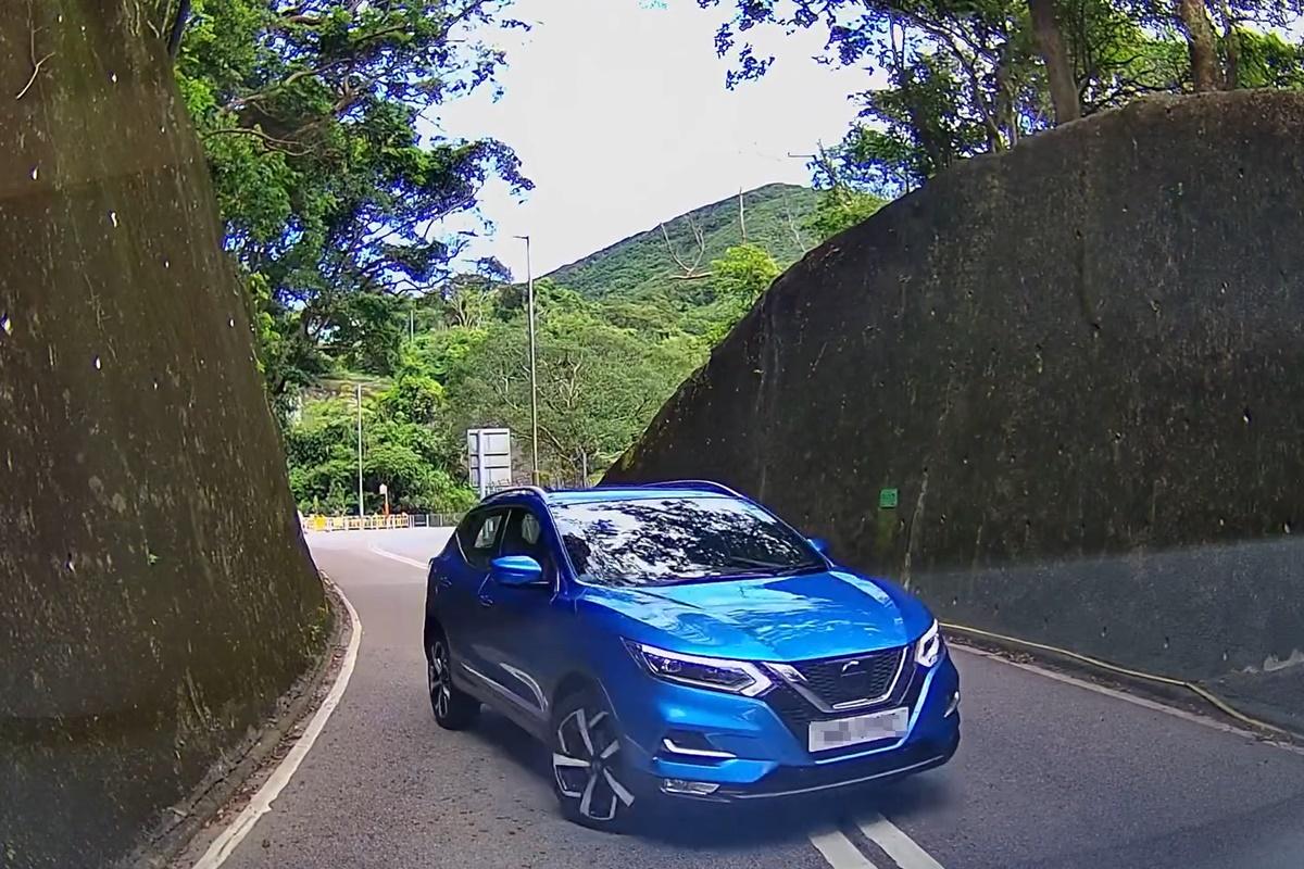 有駕駛者在石澳道一個「盲彎」突見有對頭車逆線駛至,幸未有釀成車禍。(網民Eddie Chau@FB群組「車cam L(香港群組)」)