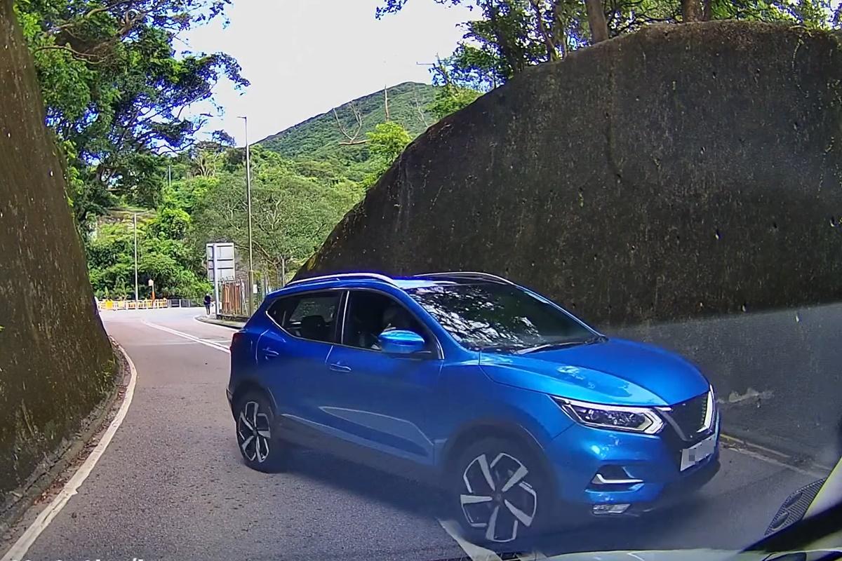 有駕駛者在石澳道一個「盲彎」突見有對頭車逆線駛至,幸未有釀成車禍。(網民Eddie Chau@FB群組「車cam L(香港群組)」)