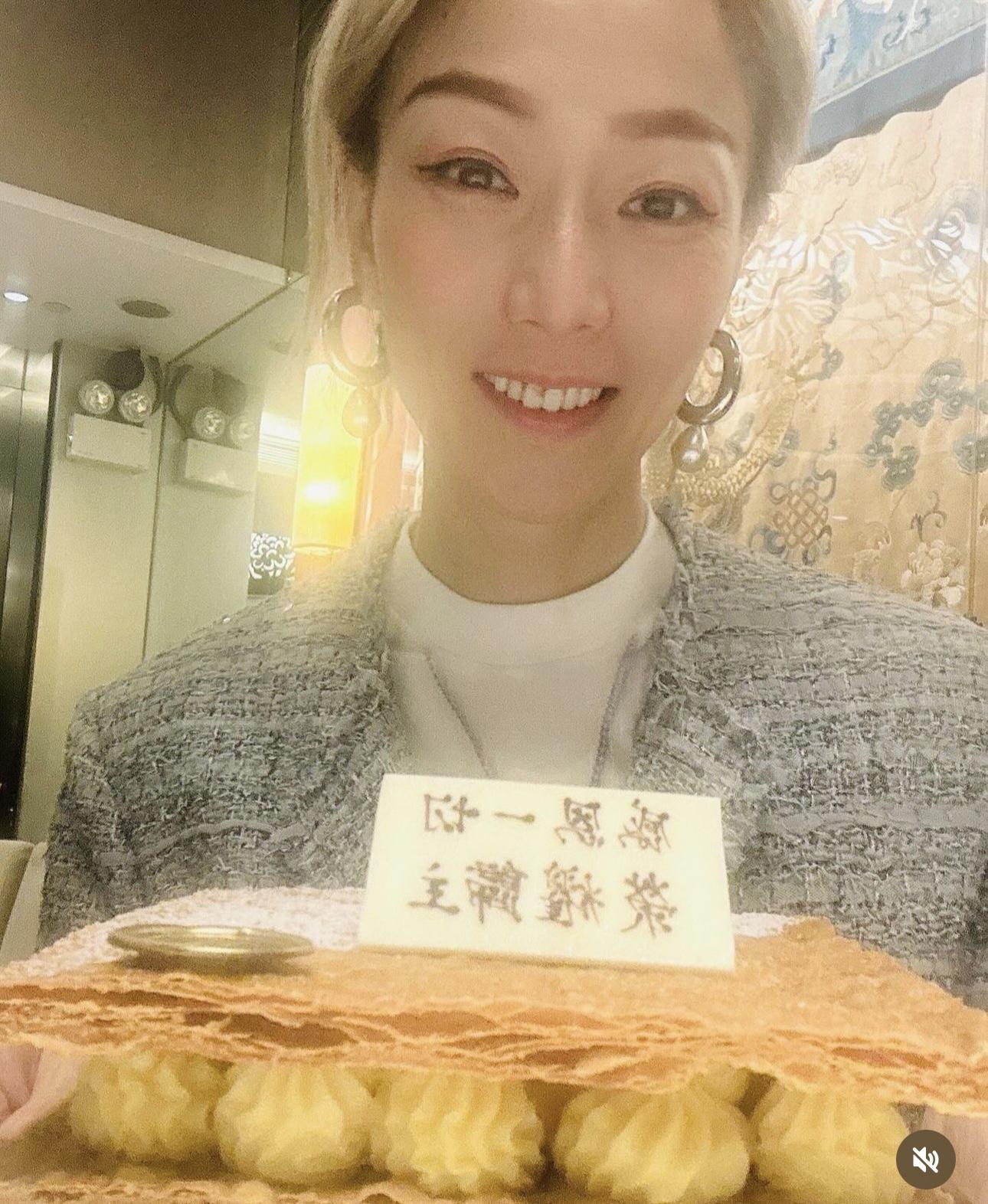 Sammi 的家人為她準備了慶功蛋糕。