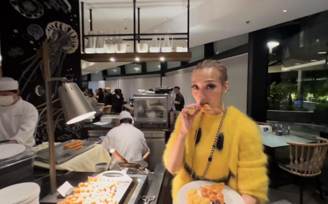 Sammi未埋座位已急不及待拿來吃。