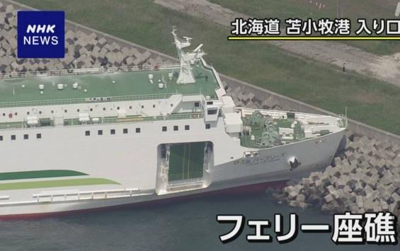 渡輪卡在消坡塊上。(互聯網)