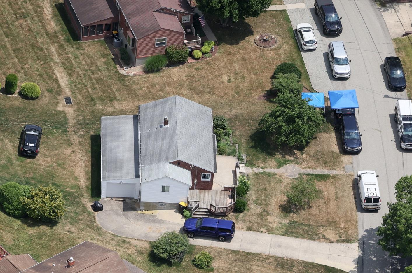 執法人員到槍手位於貝瑟爾公園市(Bethel Park)的住所調查。(路透社)