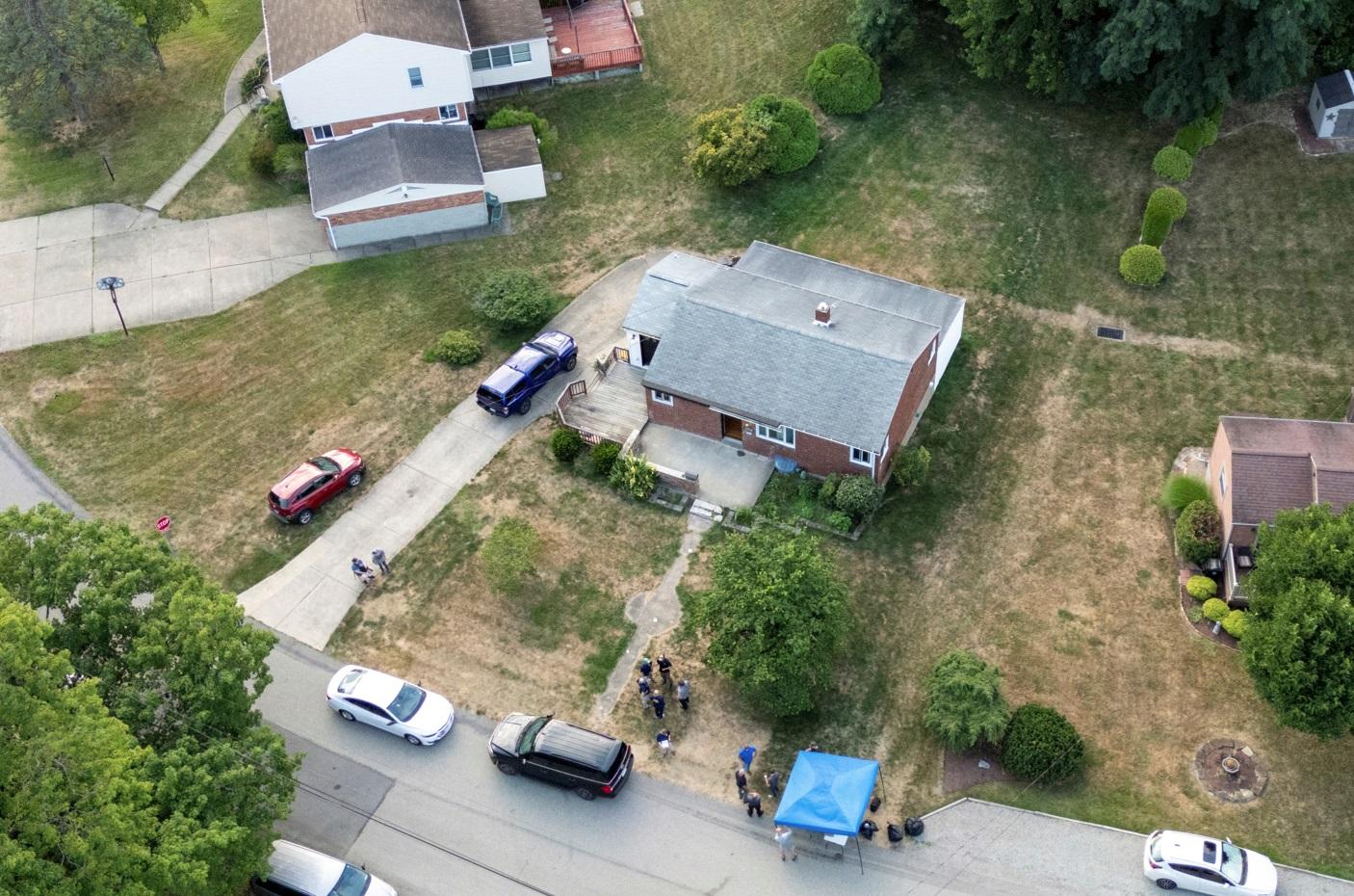 執法人員到槍手位於貝瑟爾公園市(Bethel Park)的住所調查。(路透社)