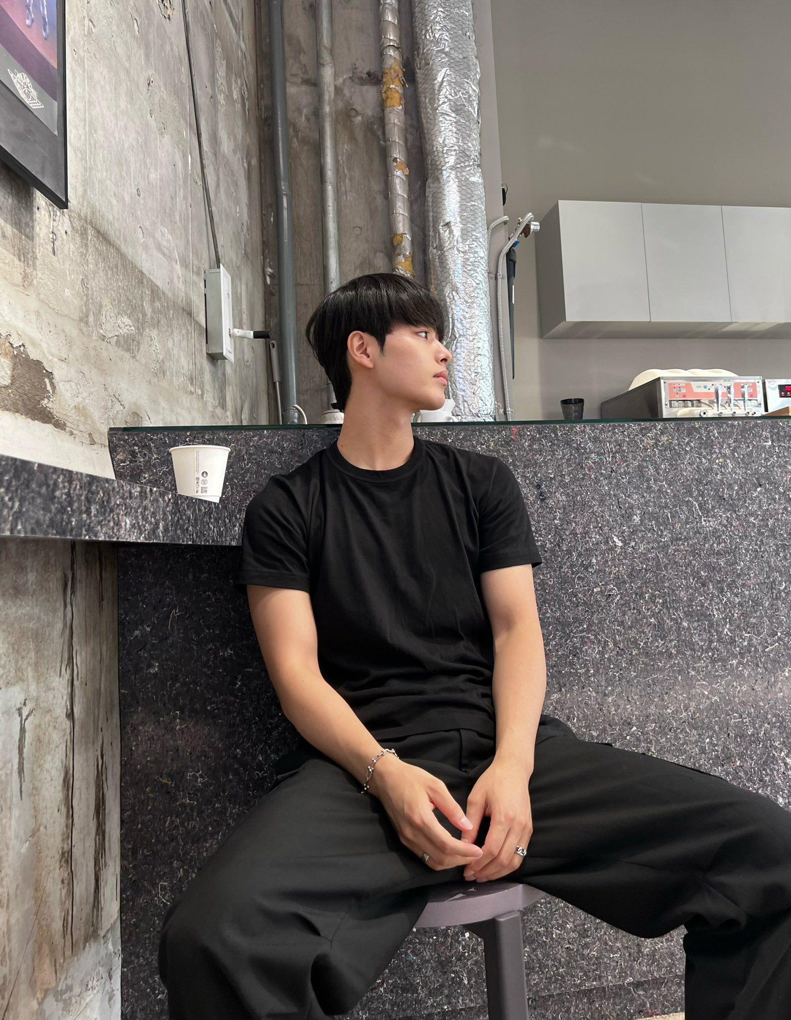 SHUN原來也戴同一款手鏈。