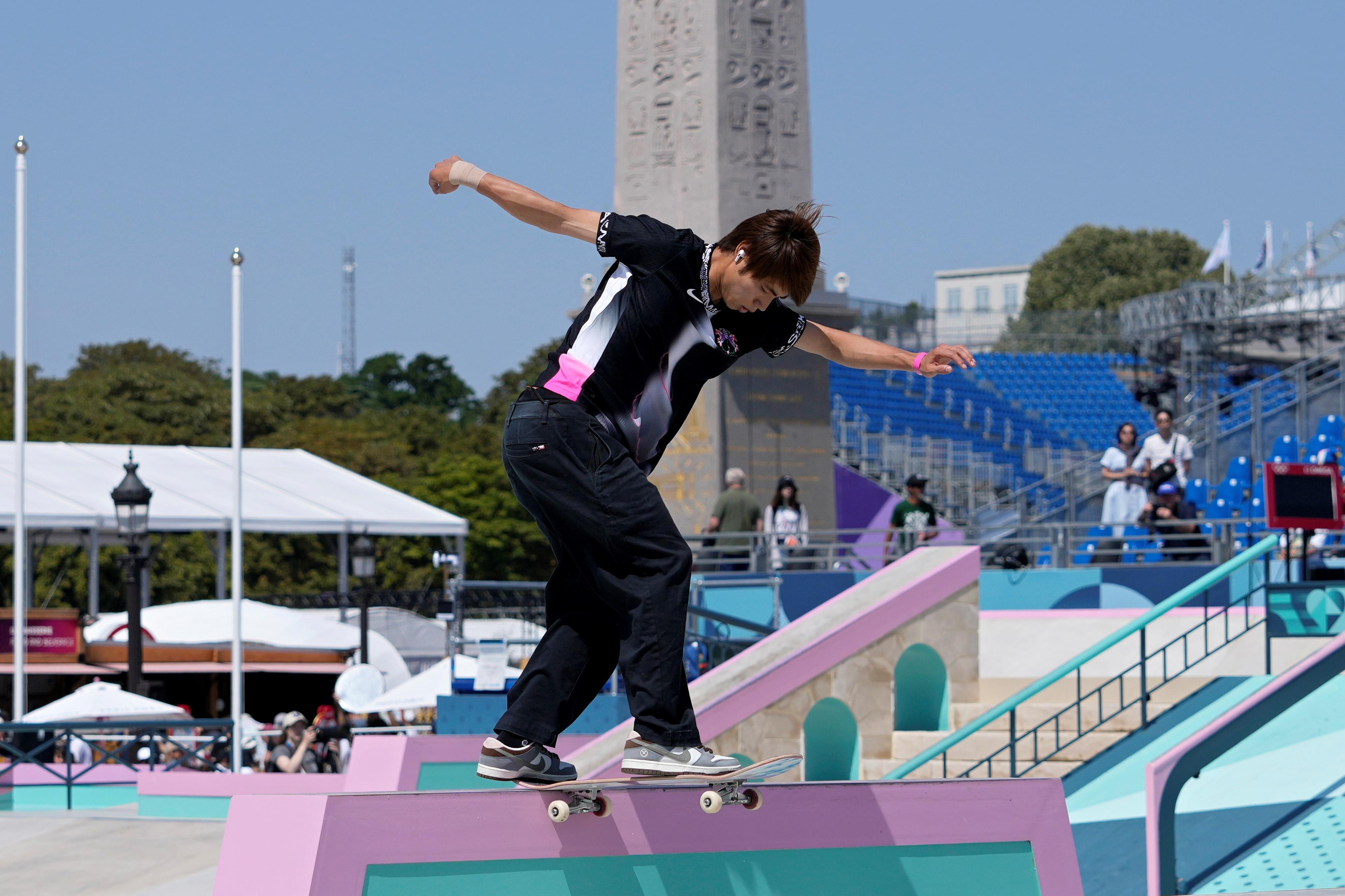 堀米雄斗跳躍花式,耳機仍然穩如泰山。(AP)