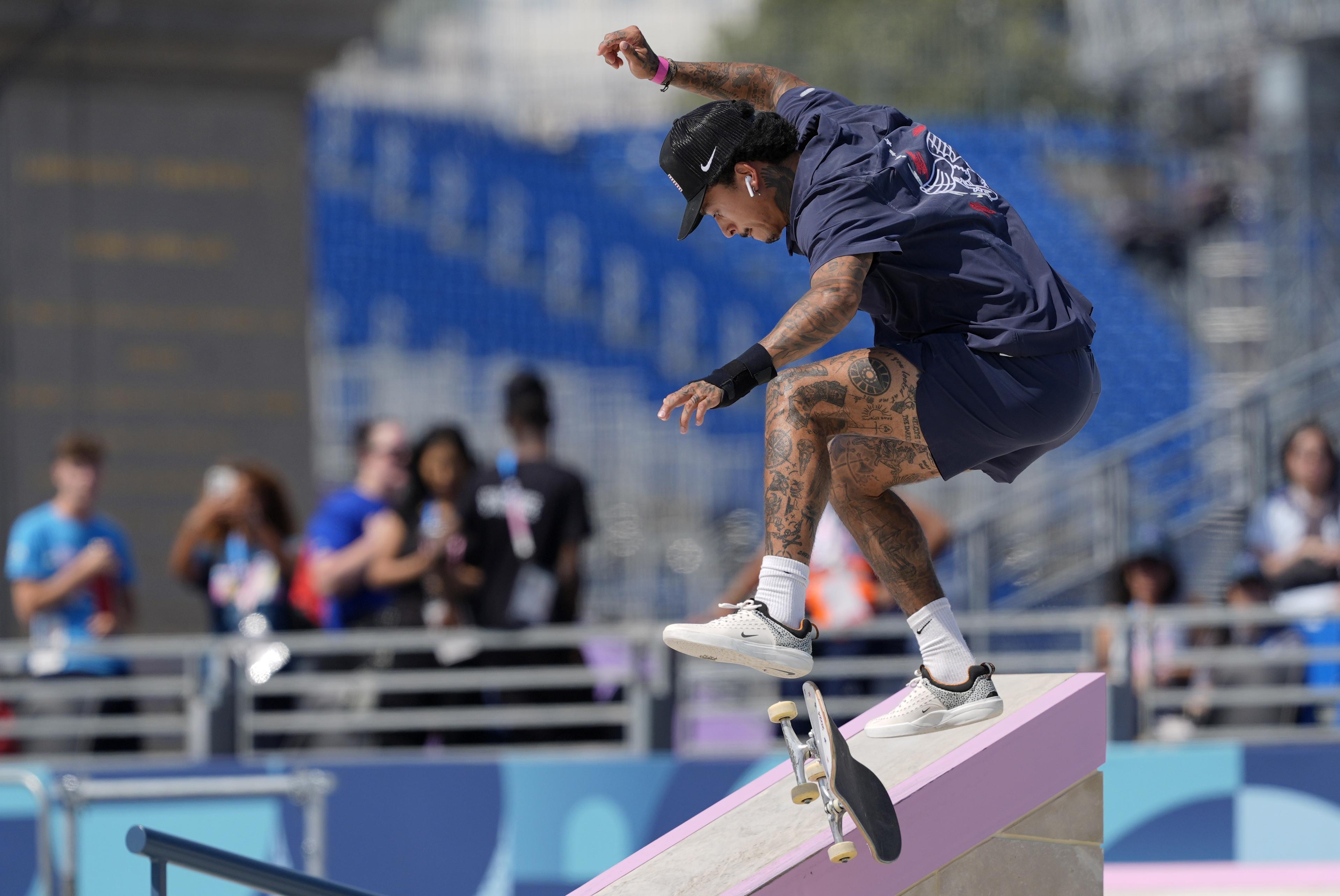 Nyjah Huston的長柄白色耳機看似是AirPods第二代。(AP)