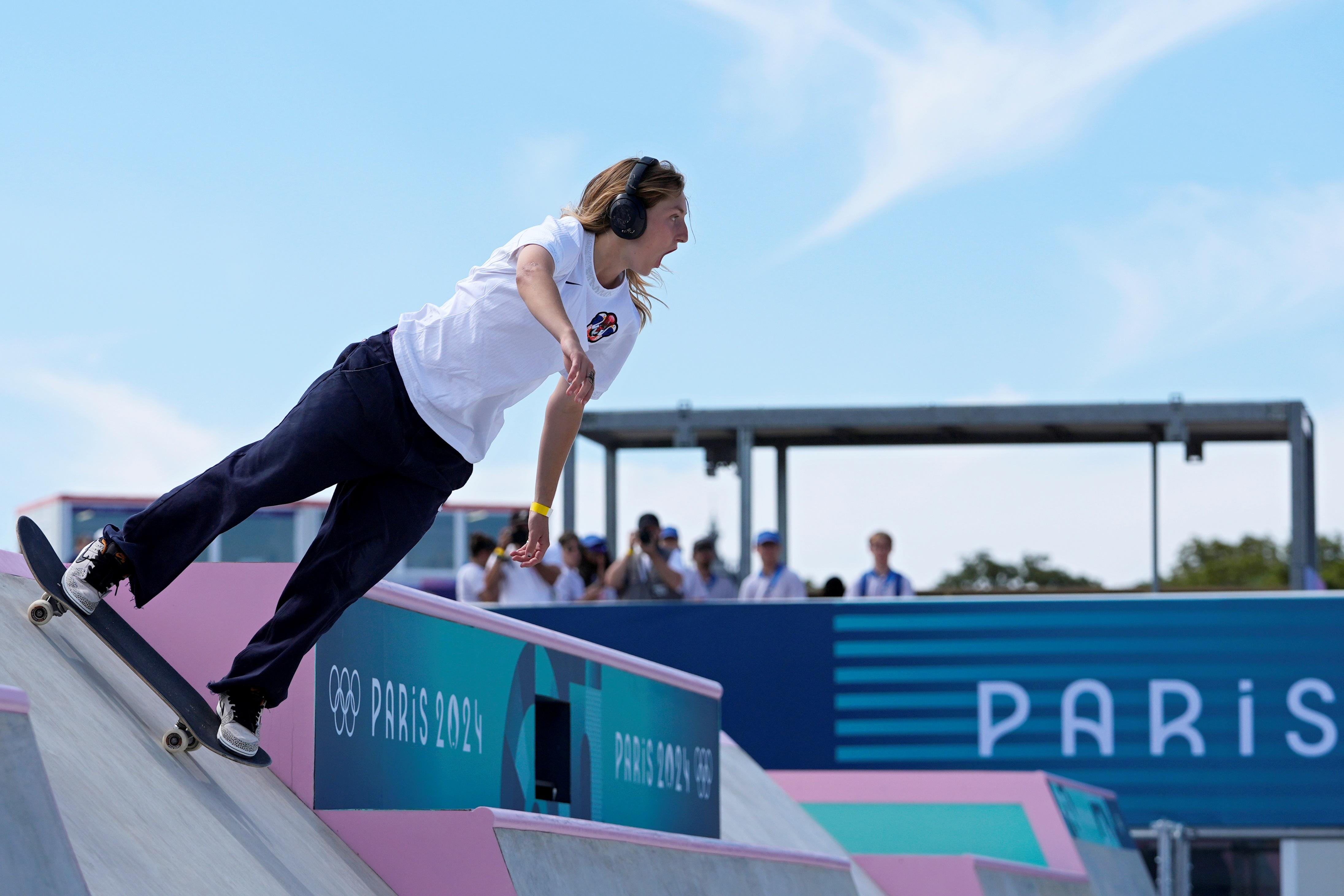 美國隊年輕女選手Poe Pinson,以頭戴式耳機為個人標記。(AP)