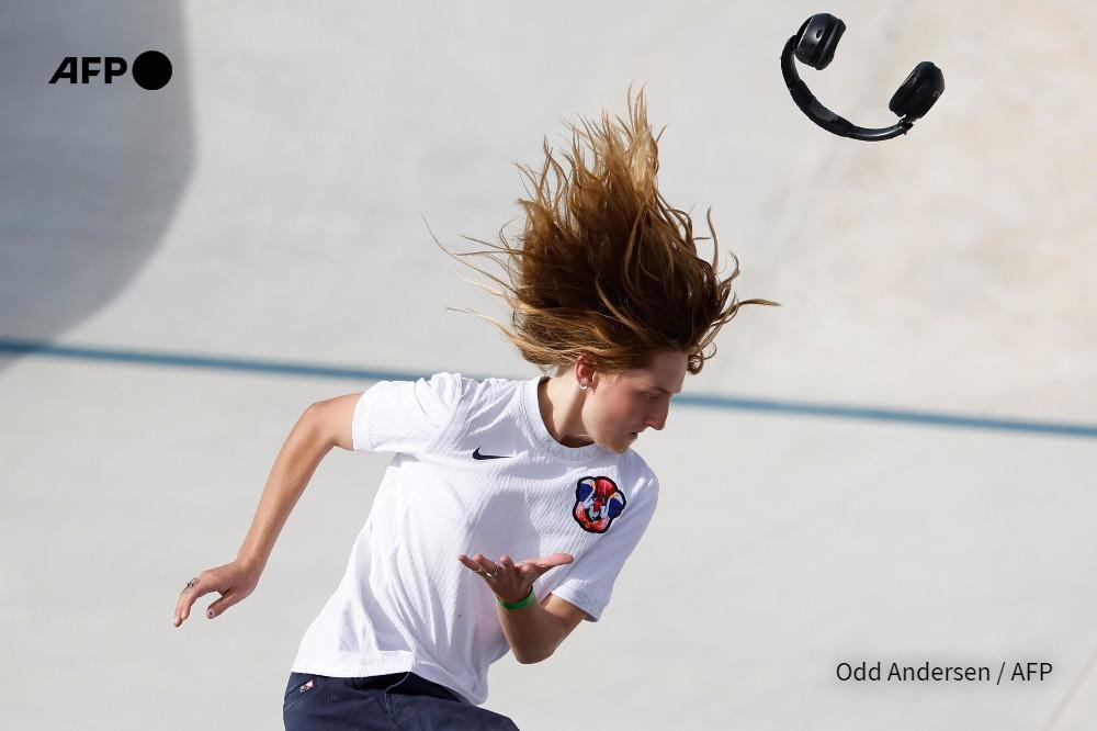 在最後headphone整個跌了出來,更被攝影師捕捉到這一幕。(X@Jean-Marc Mojon,Odd Anderson/AFP)