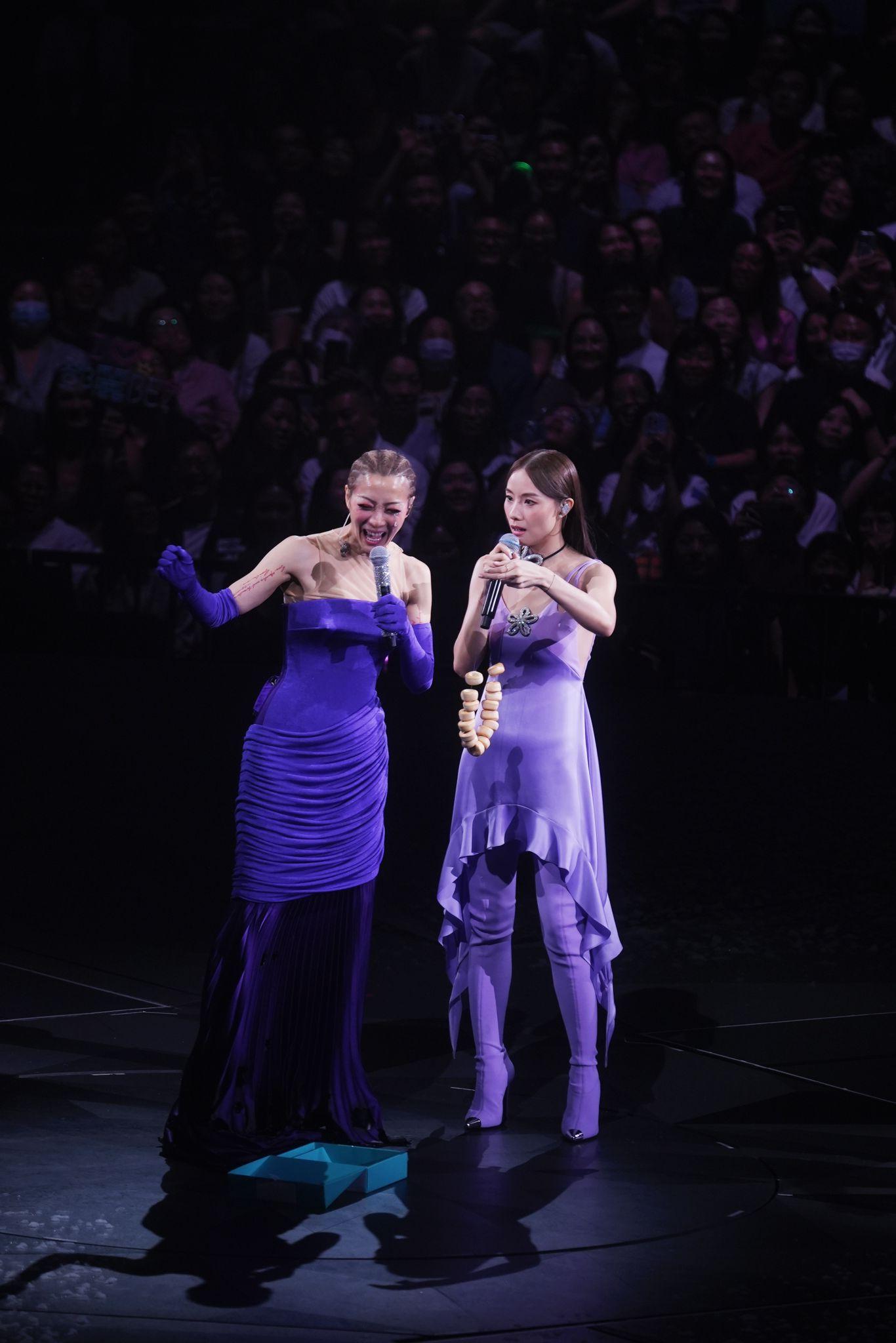 Sammi介紹表演嘉賓鄧麗欣出場合唱《親密關係》。