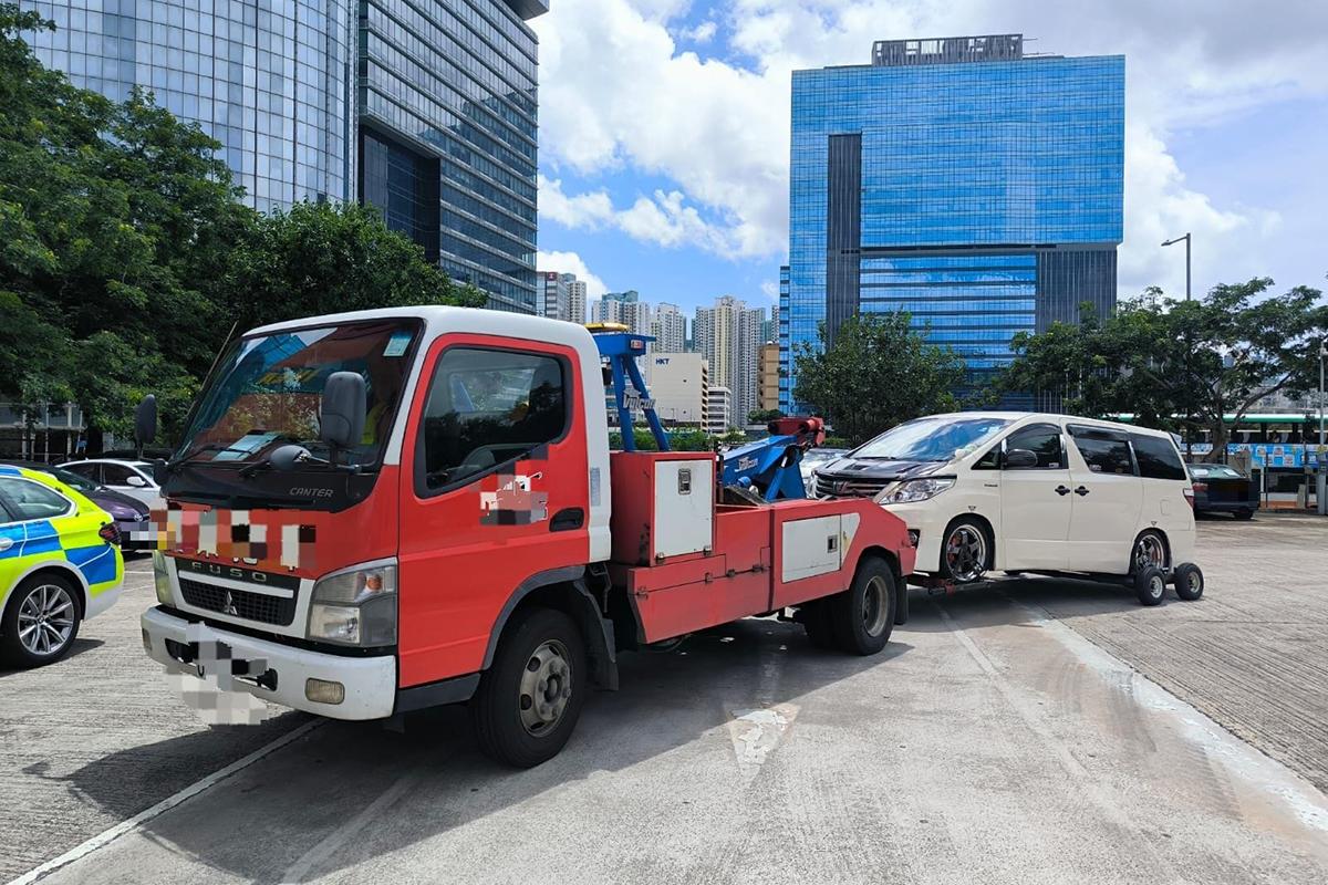 警方一連兩日在全港各區打擊「白牌車」。(警方圖片)