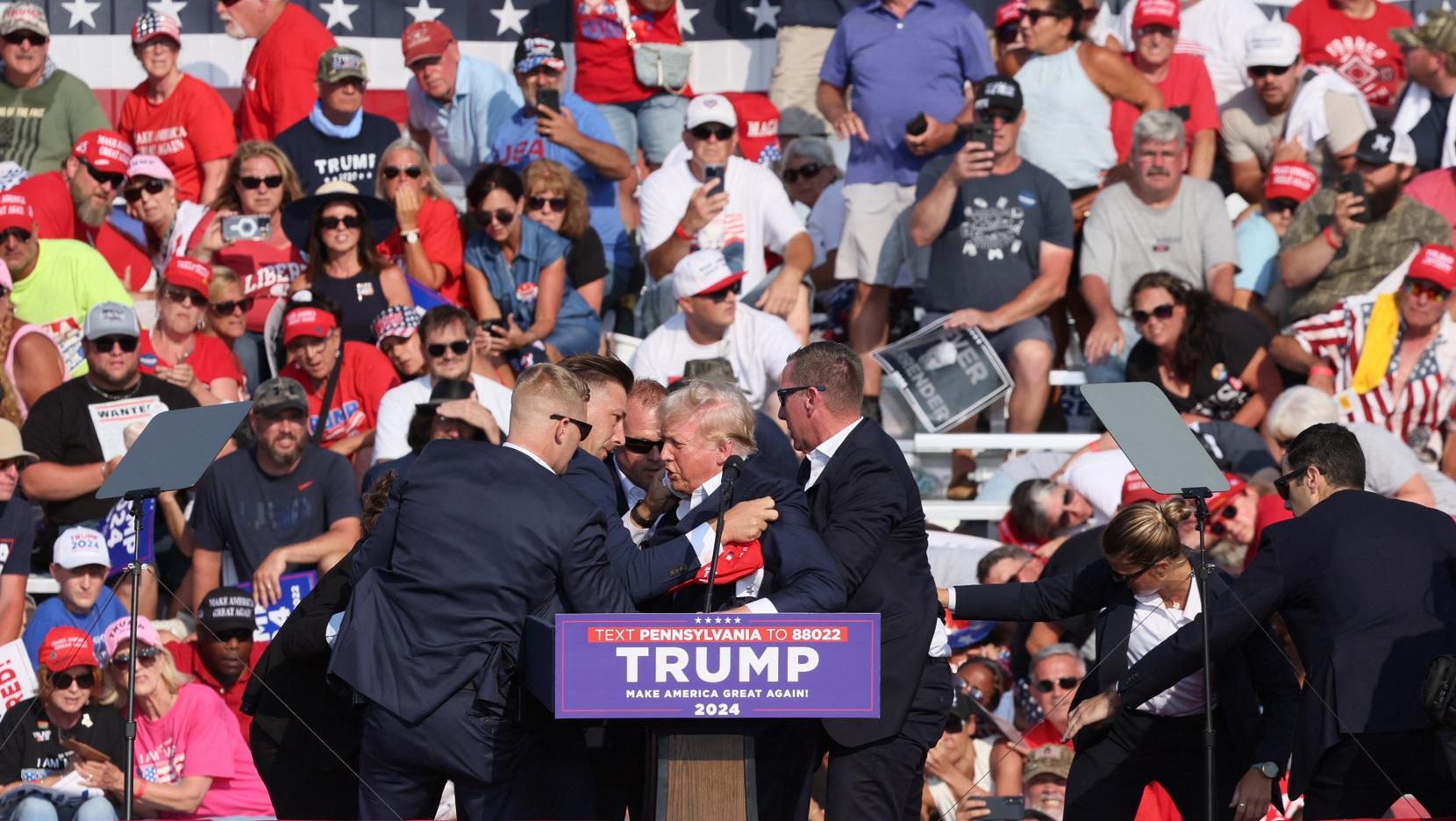 特勤人員掩護特朗普。(路透社)