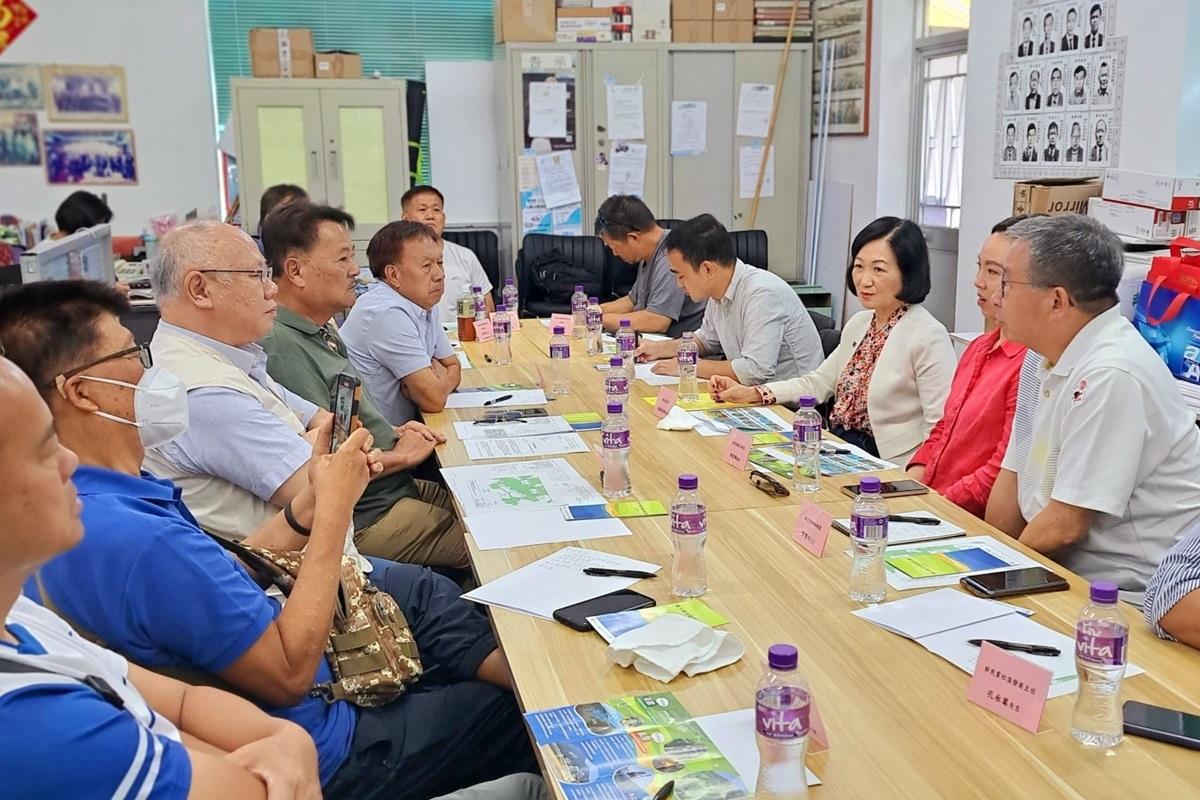 葉劉淑儀(右三)到大嶼山聽取地區人士就發展「南大嶼生態康樂走廊」的意見。(葉劉淑儀FB)