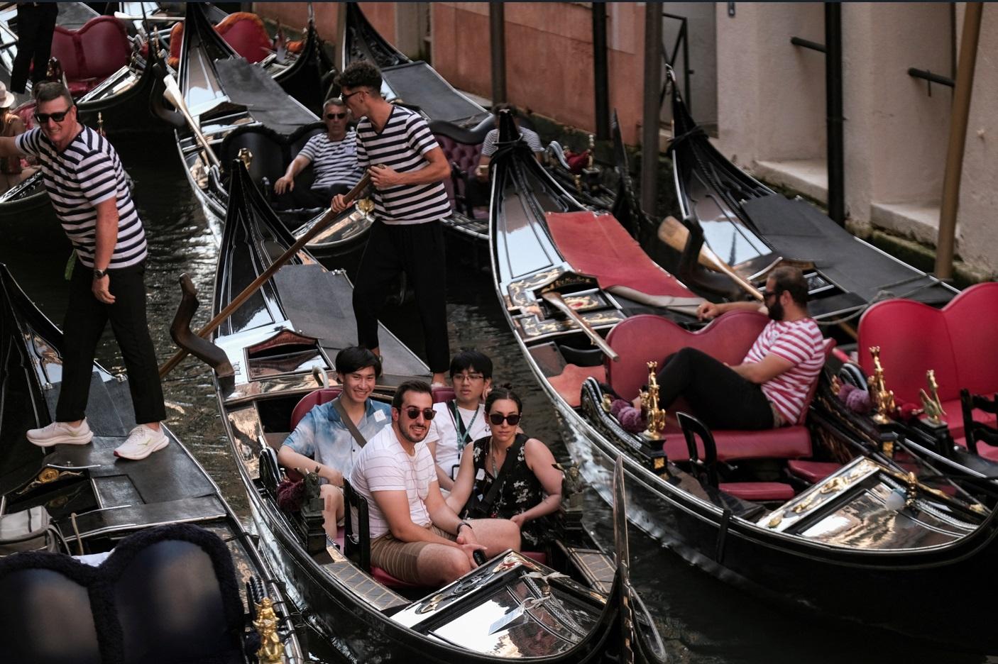 遊客周日在試行計劃最後一天到訪威尼斯。(路透社)